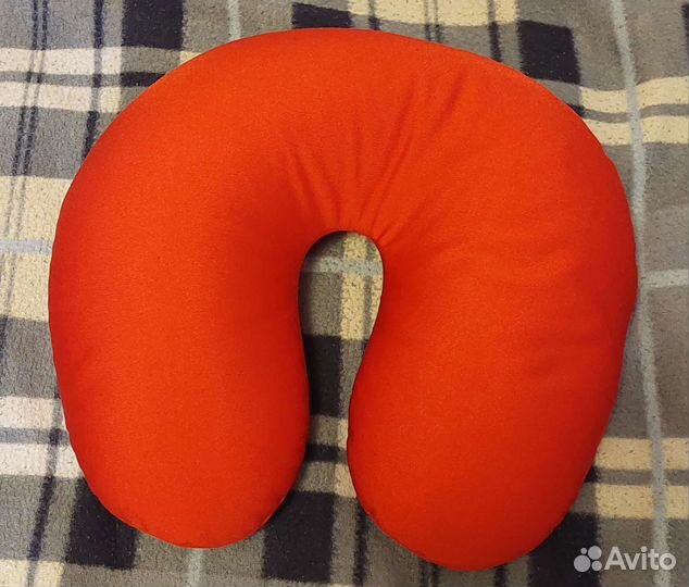 Подушка дорожная красная