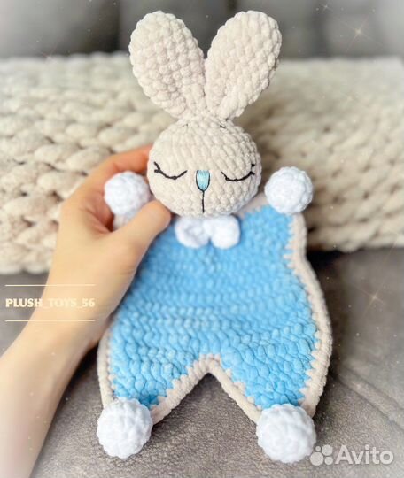 Вязаная игрушка зайка - комфортер