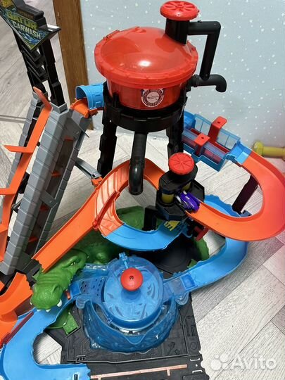 Hot wheels автомойка с крокодилом