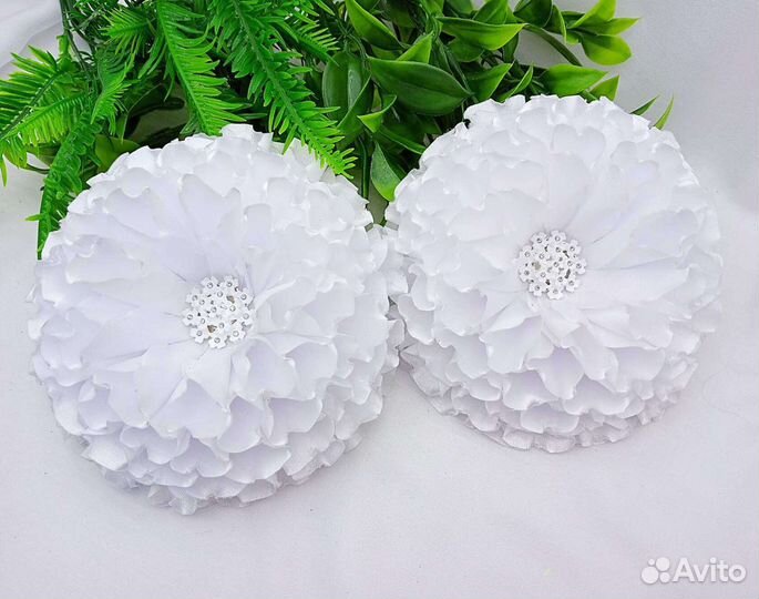 Белые банты