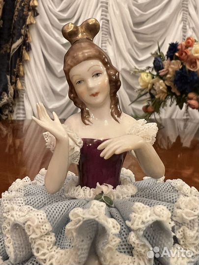 Фарфоровые статуэтки кружевницы Германия