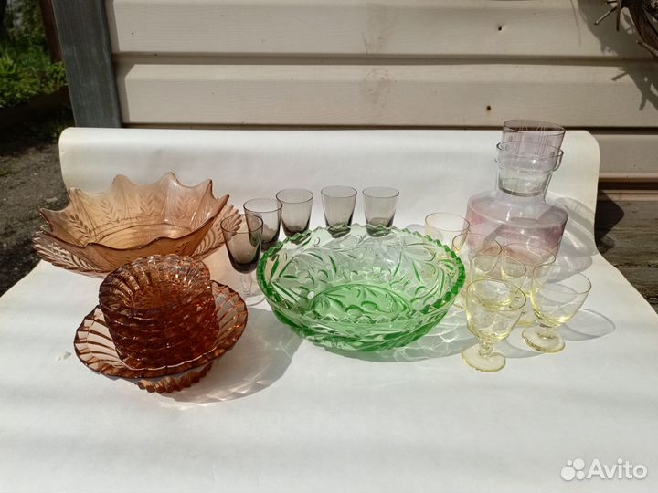 Цветное стекло: рюмки, варенница, салатник, цветы