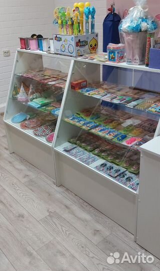 Стол и витрины