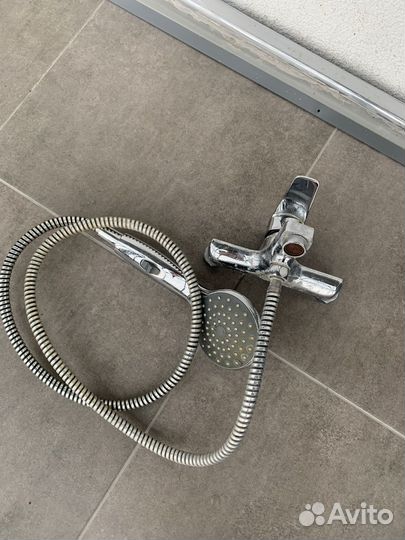 Смеситель для ванны с лейкой