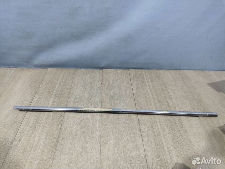 Молдинг бархотка переднего правого стекла Tiguan 2