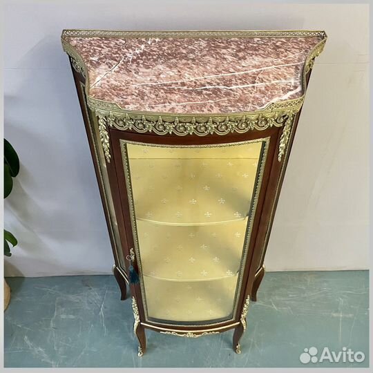 Антикварный шкаф витрина