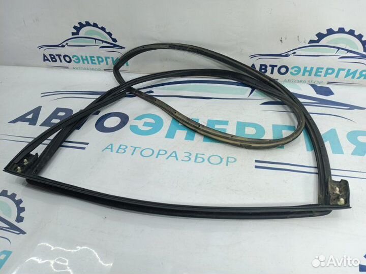 Уплотнительная резинка боковой двери задняя правая