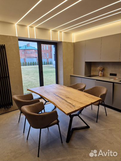 Обеденный стол из дерева