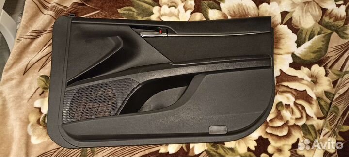 Обшивка двери передняя правая на тойота камри 70