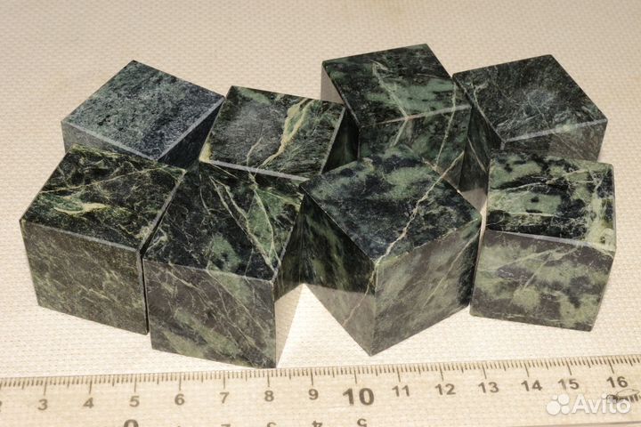 Кубы из змеевика и яйца из природного камня