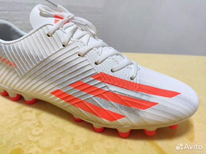 Футбольные бутсы adidas