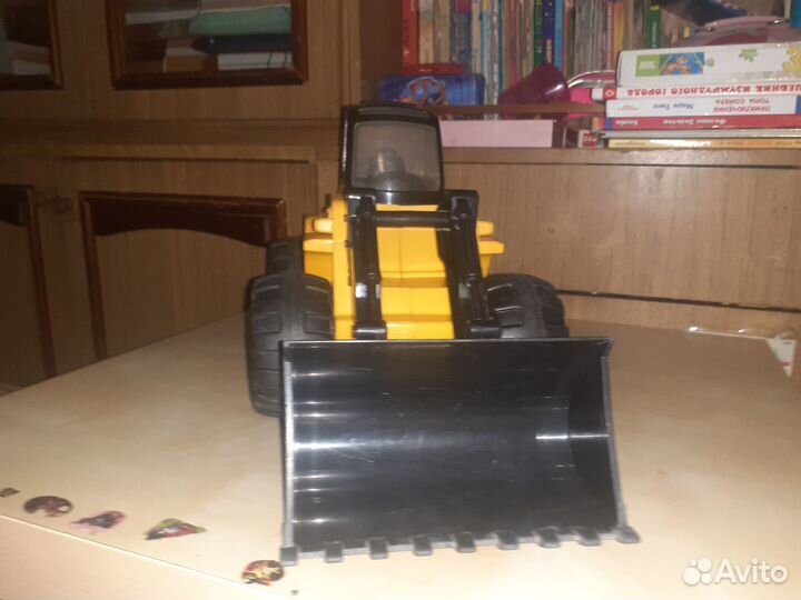 Игрушка трактор большой