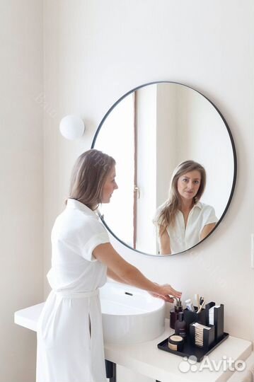 Круглое зеркало в черной раме Soleil