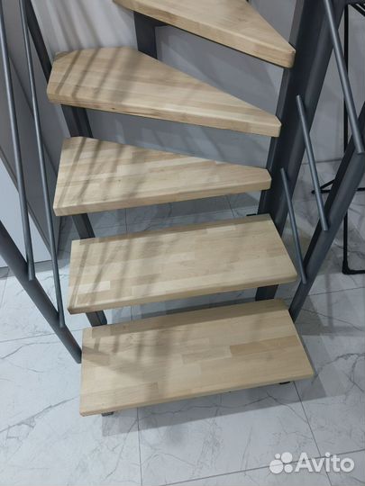 Лестница на металлокаркасе на заказ в дом