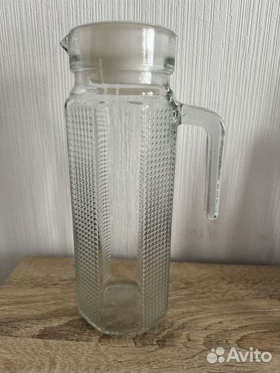 Стеклянный кувшин для воды