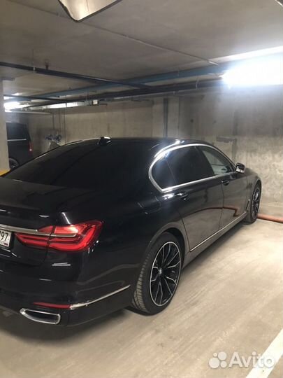 Водитель на премиальном автомобиле BMW 7 series