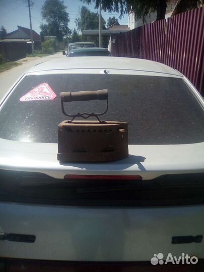 Старинный угольный утюг