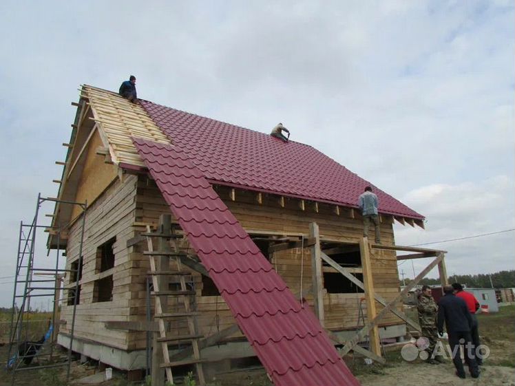 Монтаж кровли из металлочерепицы. Монтаж кровли и фасада. Укладка черепицы на крышу. Кроет крышу фото. Кроет крышу фото.