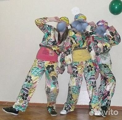 Спортивный костюм атласный цветной с бейсболкой