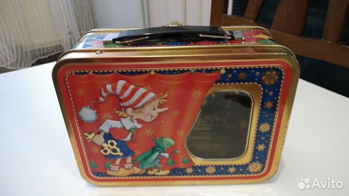 Жестяная коробка чемоданчик