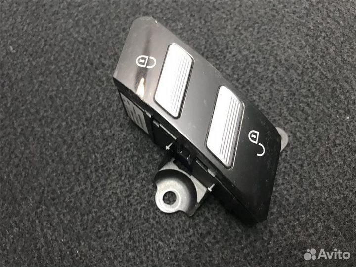 Кнопка центрального замка передняя правая