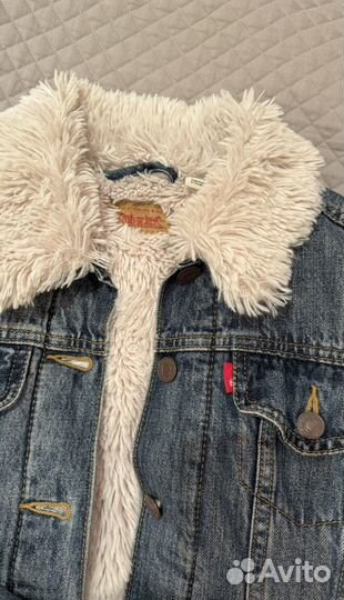 Джинсовая куртка с мехом levis женская