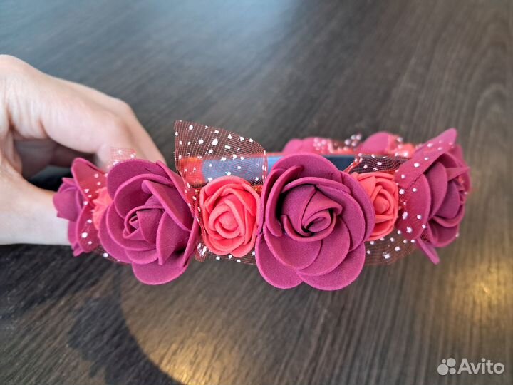 Ободок для волос в красных тонах