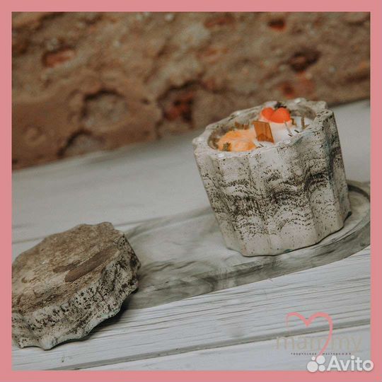 Свеча с сухоцветами в гипсовом полсвечнике