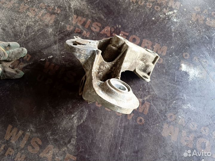 Кронштейн опоры двигателя правый VW passat B5 1.8