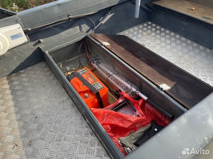 Лодка с мотором и прицепом