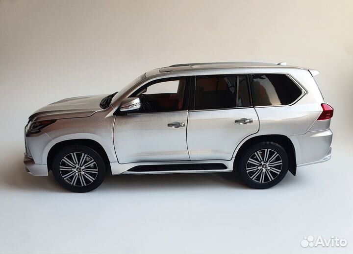 Lexus LX570 1:18