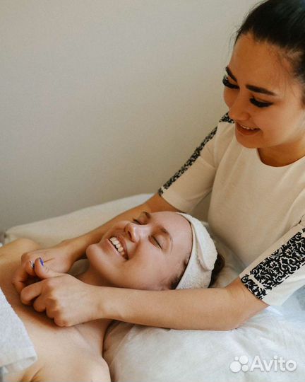 Антицеллюлитный массаж гуаша для девушек женщин