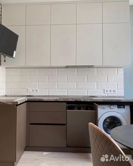 Угловая кухня до потолка с подсветкой в рассрочку