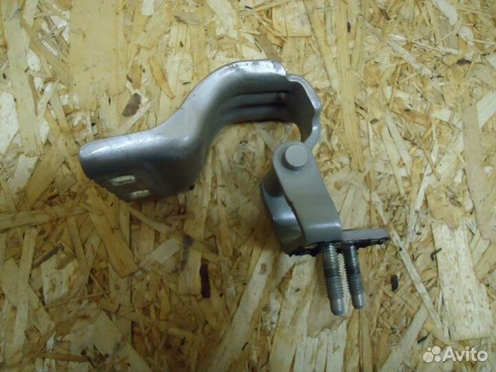 Петля багажника правая Volkswagen Passat B6 BZB