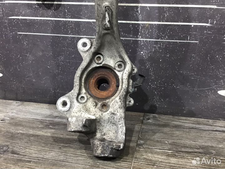 Кулак передний левый Audi A8 D3