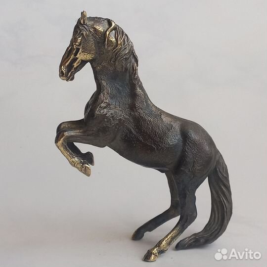 Большой бронзовый конь. Бронзовая статуэтка коня