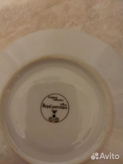 Фарфоровая чашка с блюдцем