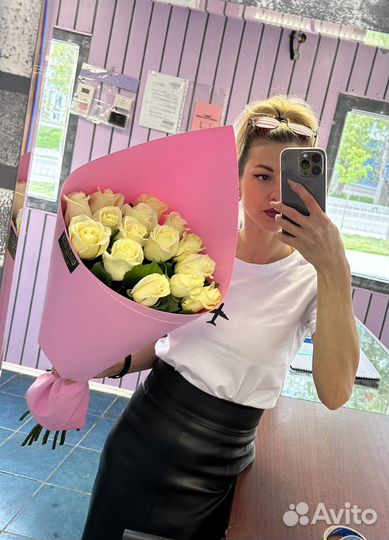 15 белых роз