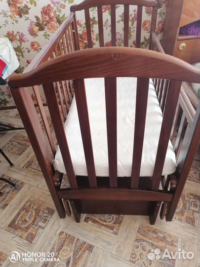 Детская кроватка с маятником и ящиком