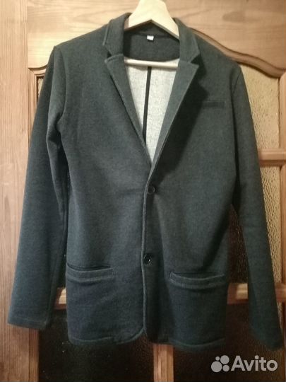 Пиджак трикотажный 158-164 в отличном состоянии