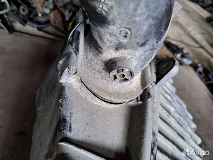 Корпус воздушного фильтра на Porsche Cayenne