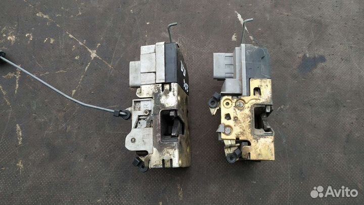 Замок двери передней правой Пежо 206