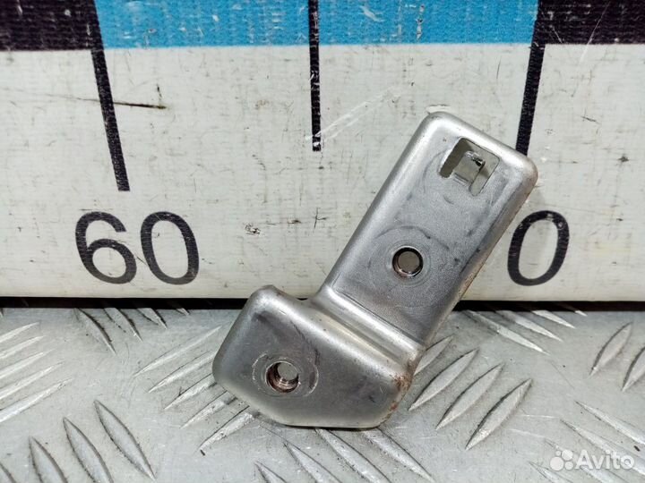 Б/У Кронштейн правый#001