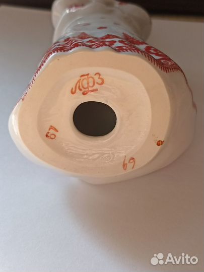 Фарфоровая статуэтка