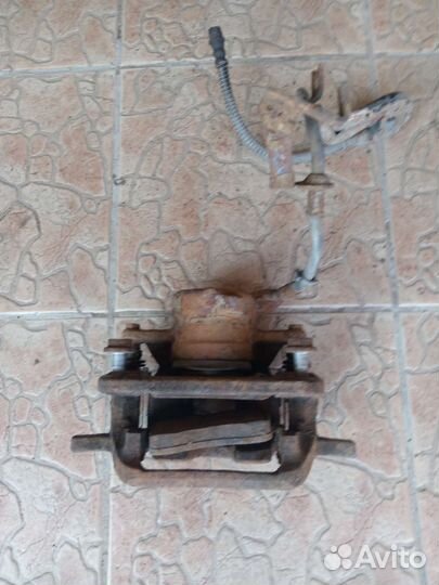 Супорт передний правый на пежо 407 2.0