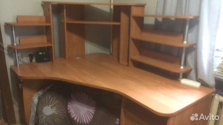 Компьютерный стол угловой с полками