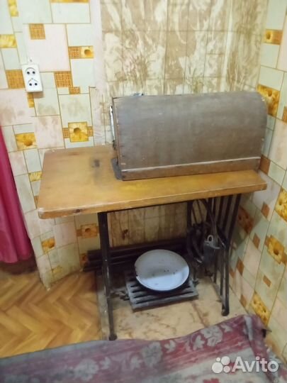 Швейная машина на чугунной подставке