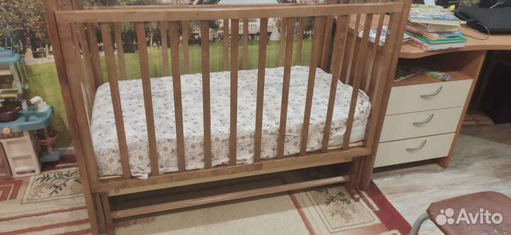 Детская кроватка с маятником и матрасом
