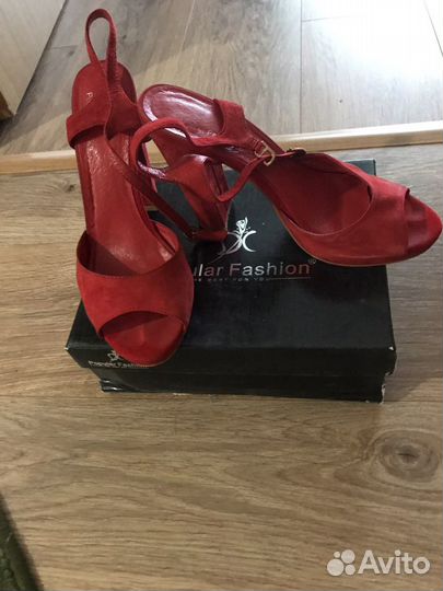 Продаются босоножки