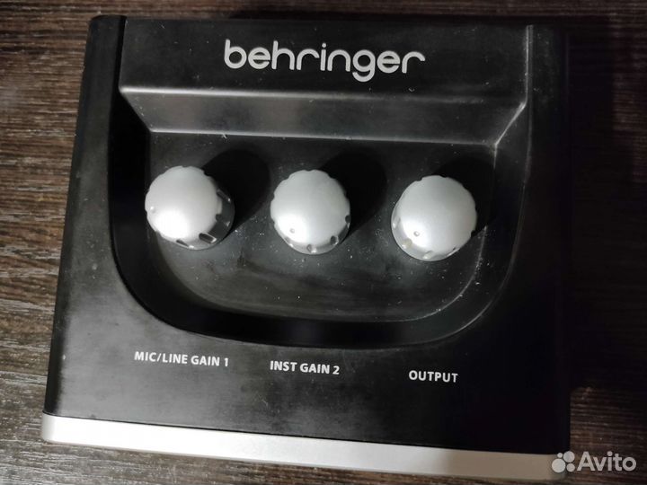 Звуковая карта Behringer u-phoria UM2